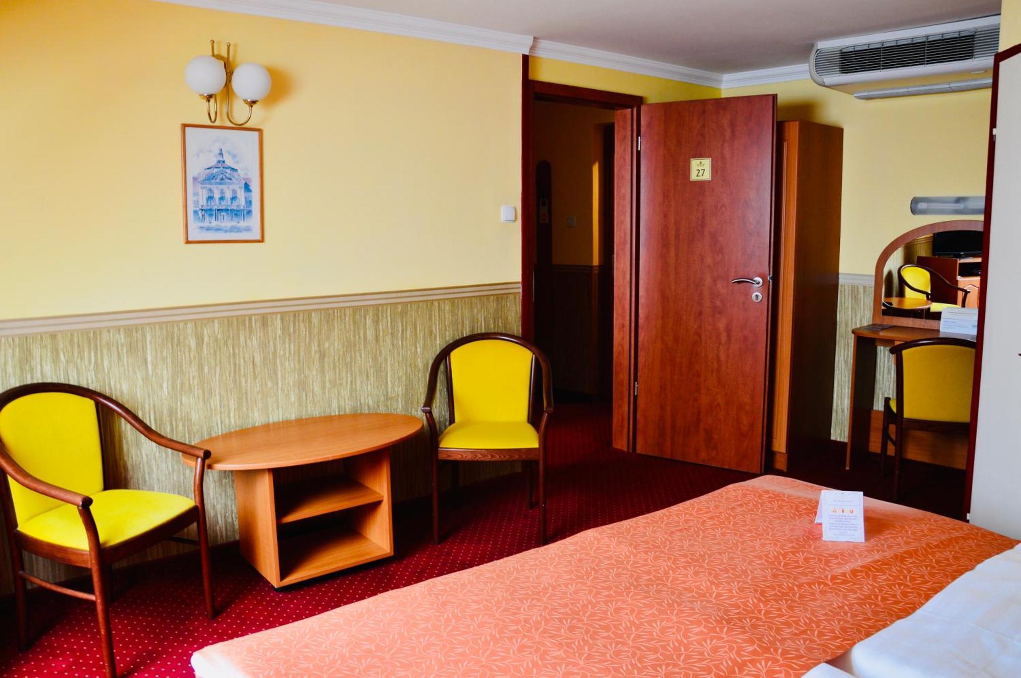 Hotel Korona Wellness, Rendezvény és Borszálloda Eger Exterior foto