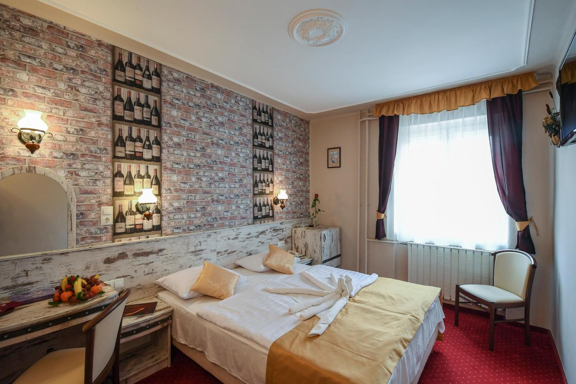 Hotel Korona Wellness, Rendezvény és Borszálloda Eger Exterior foto