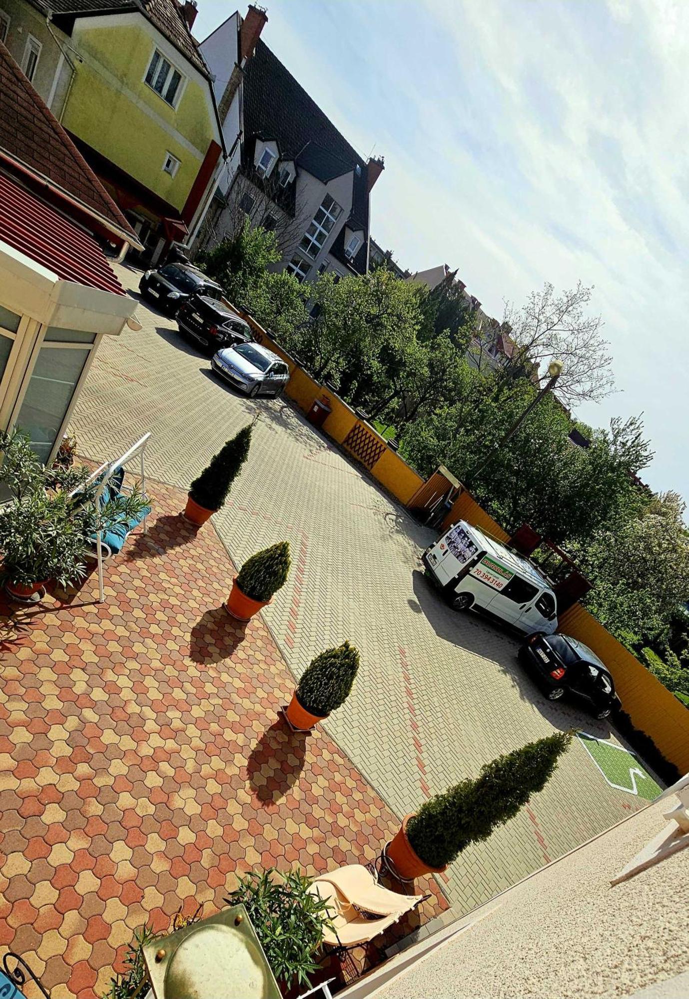 Hotel Korona Wellness, Rendezvény és Borszálloda Eger Exterior foto